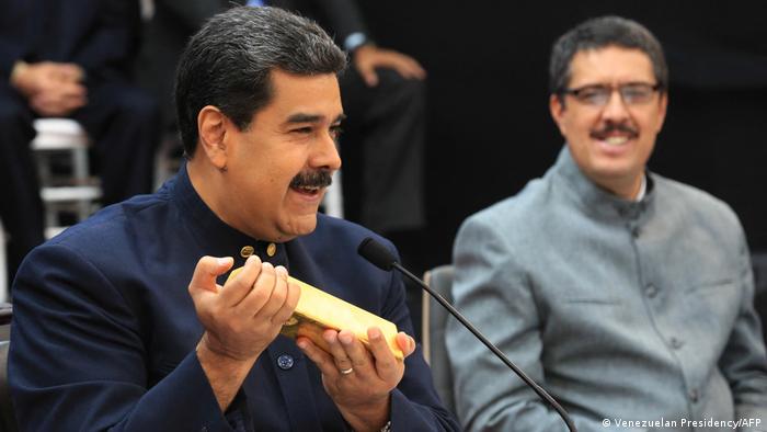 Venezuela: President Nicolas Maduro holds a gold bar in his hands