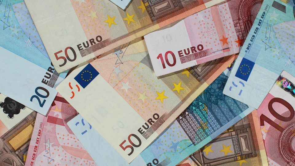 Banknotes of 10, 20 and 50 euros are distributed on the surface