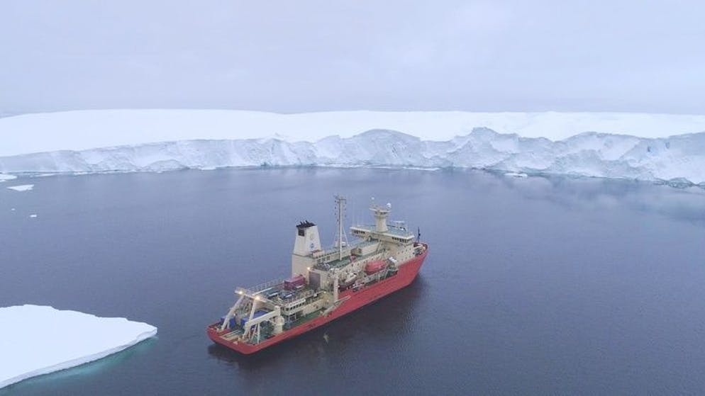 HANDOUT - 02/01/2019, ---: R/V research vessel Nathaniel B. Palmer, photographed by drone on the Thwaites Glacier's glacier front in February 2019. According to a study, the giant Antarctic glacier is in danger of melting dramatically Faster than previously thought - which could lead to a significant rise in sea levels.  (to dpa 