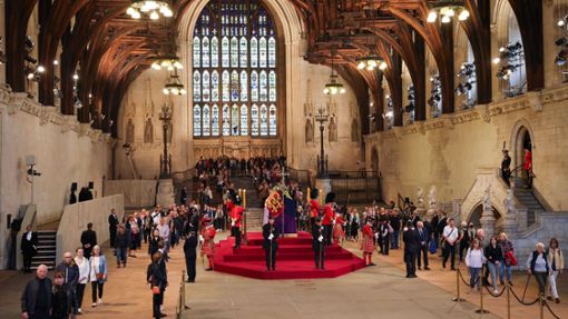 They walk past the coffin with Queen Elizabeth II in Westminster Hall and bid farewell.  Photo: Christian Karizius/dpa