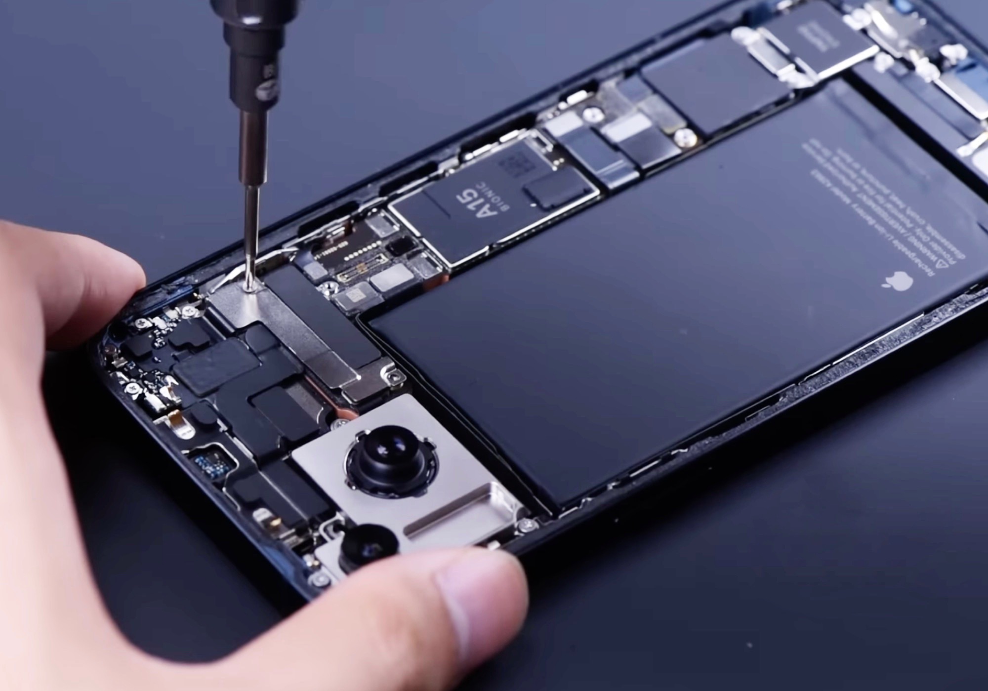 Apple iPhone 14 shows tremendous ease of repair in rips, but disappoints in drop tests