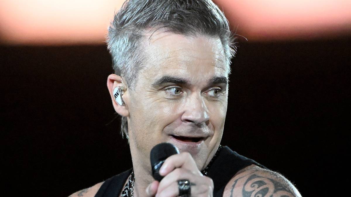 Artist with chart record: Robbie Williams dethrones Elvis Presley