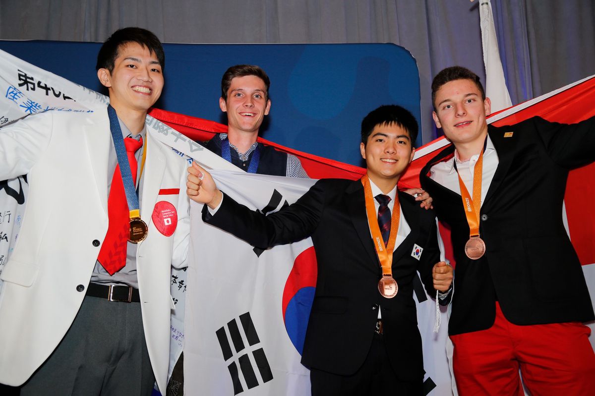Medalists at the Decentralized World Skills of Polymechanics in Brampton (Canada) (from left): Sota Morimoto (Japan/Gold), Lucas Schwarzler (Austria/Silver) and two bronze medalists Hyeonsu Lee (Korea) and Gil Beutler.  From Linden.