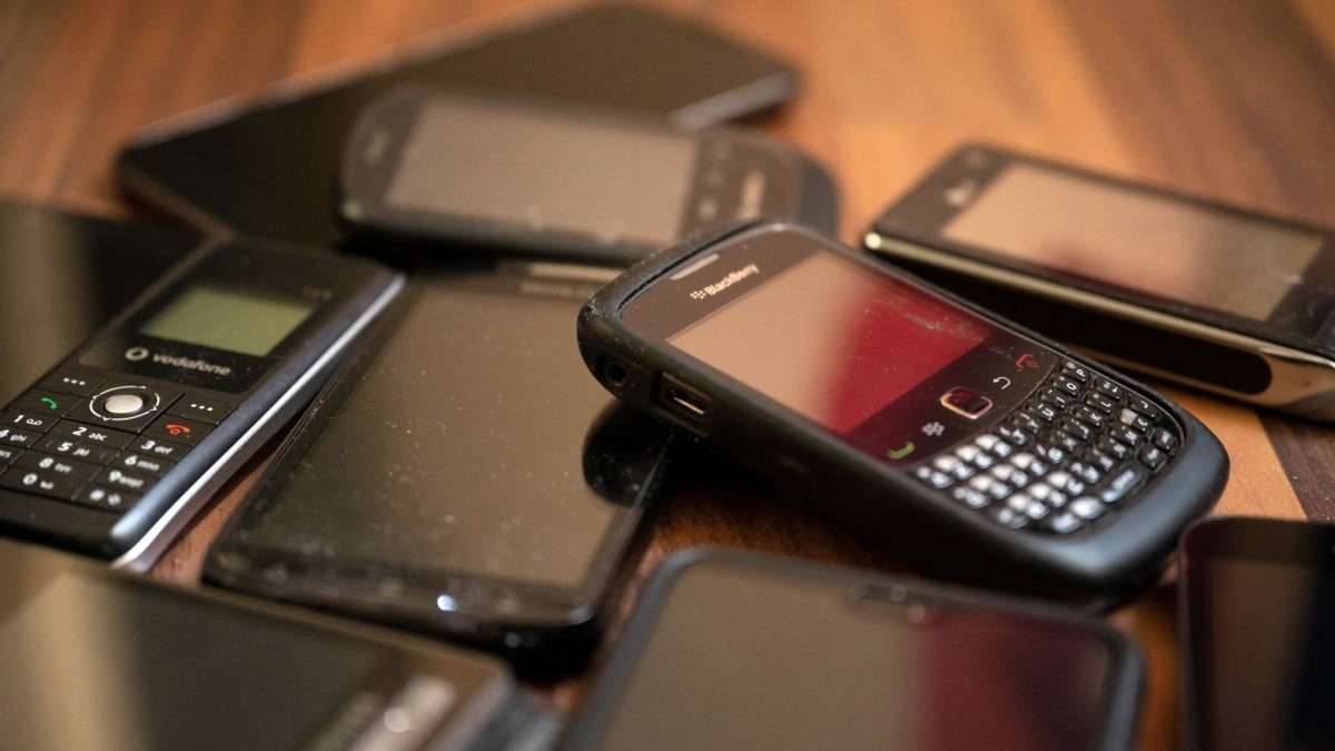 Science - Billions of cell phones are wasted - Too much electronics are hoarded - Wikipedia