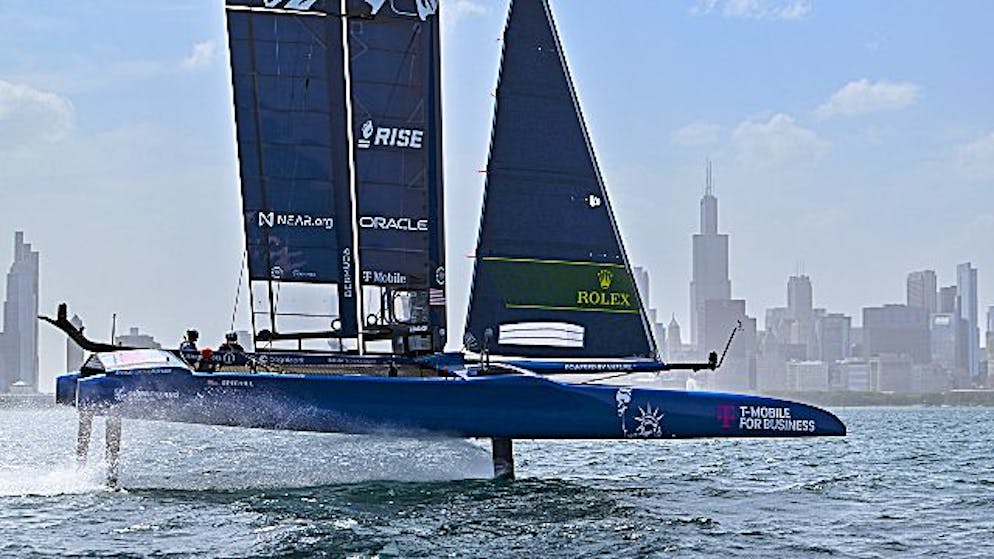Using high-tech sailboats, you can reach speeds of up to 80 km / h even under weak winds.